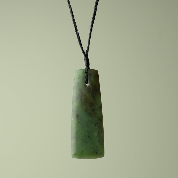 Large Kawakawa Pounamu Toki, Black Binding