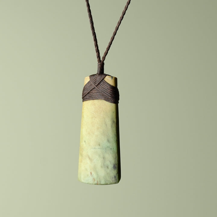 Medium Raukaraka Pounamu Toki