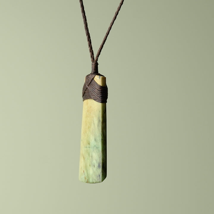 Medium Raukaraka Pounamu Toki