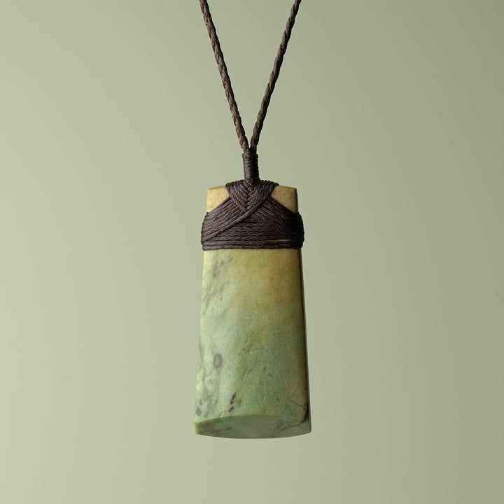 Medium Raukaraka Pounamu Toki