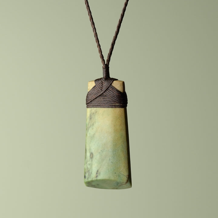 Medium Raukaraka Pounamu Toki