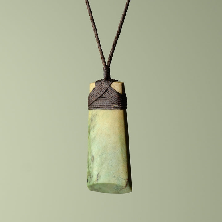 Medium Raukaraka Pounamu Toki