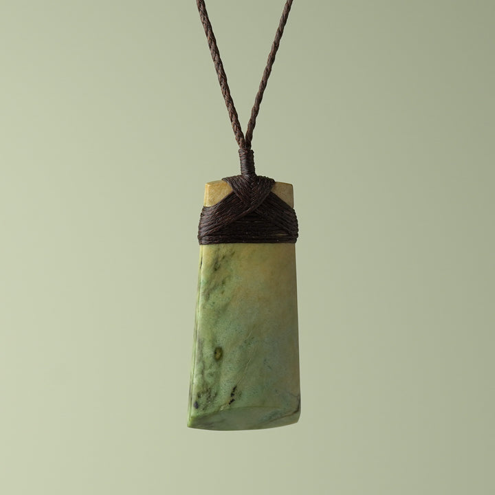 Medium Raukaraka Pounamu Toki