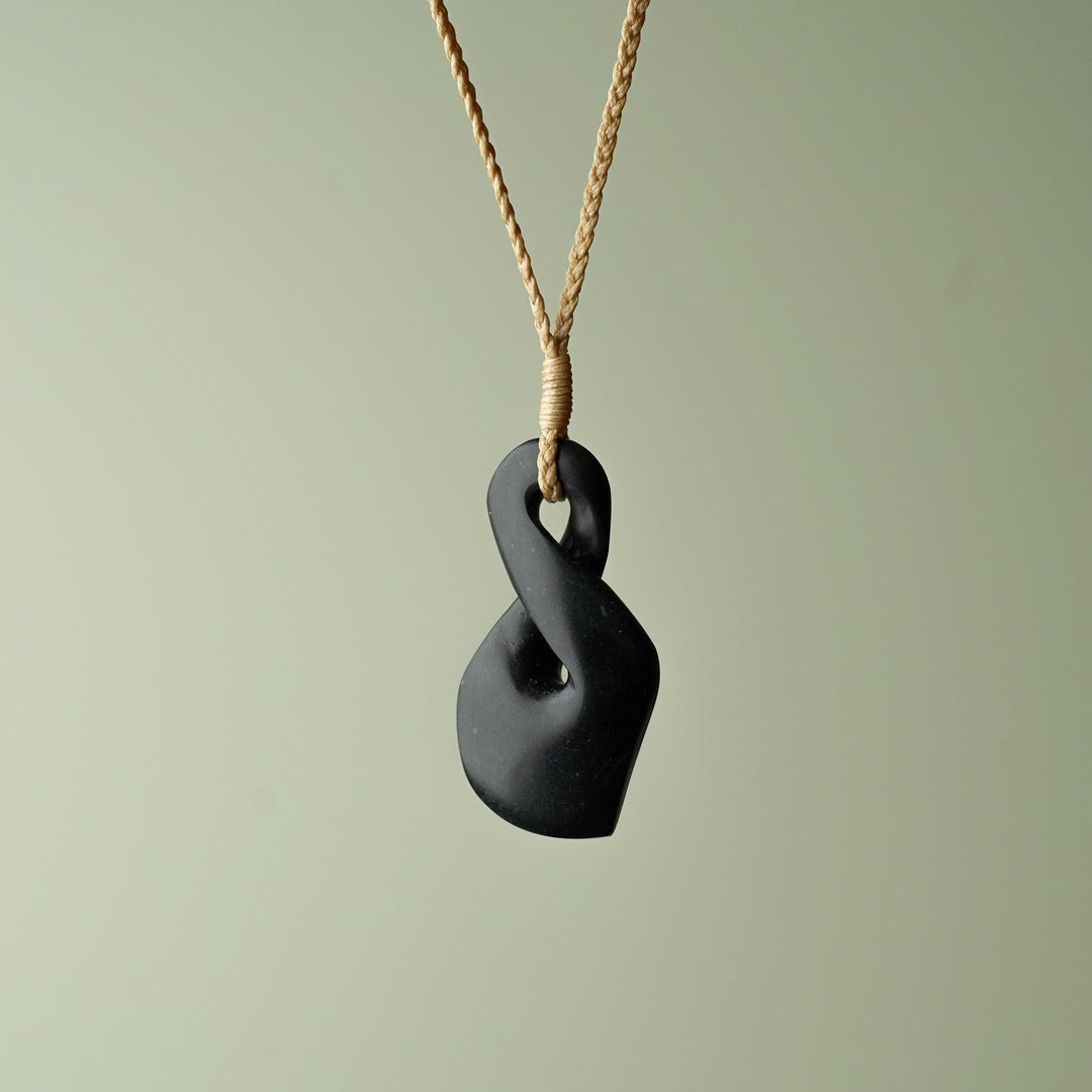 Medium Kawakawa Pounamu Pikorua, Tan Binding