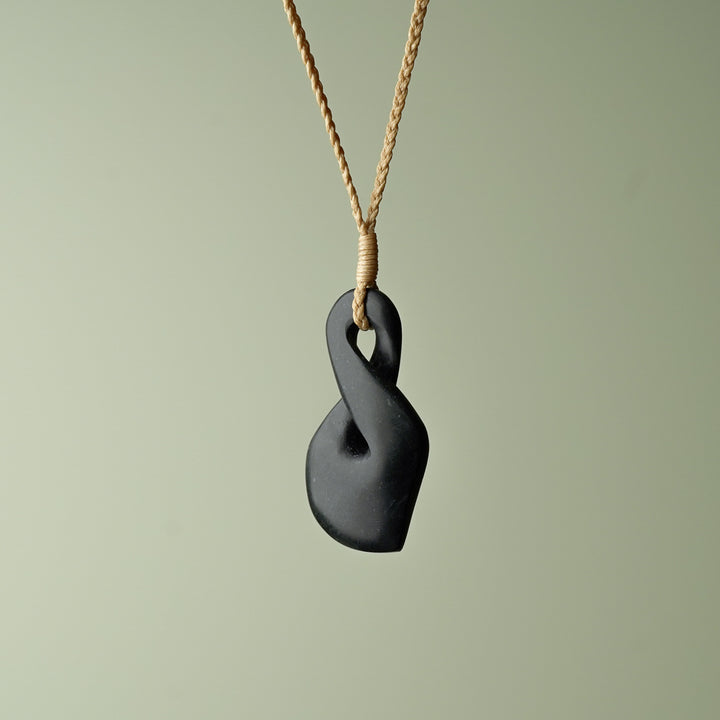 Medium Kawakawa Pounamu Pikorua, Tan Binding