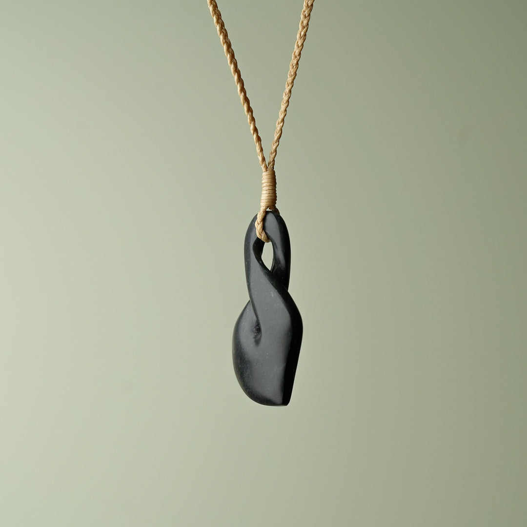 Medium Kawakawa Pounamu Pikorua, Tan Binding