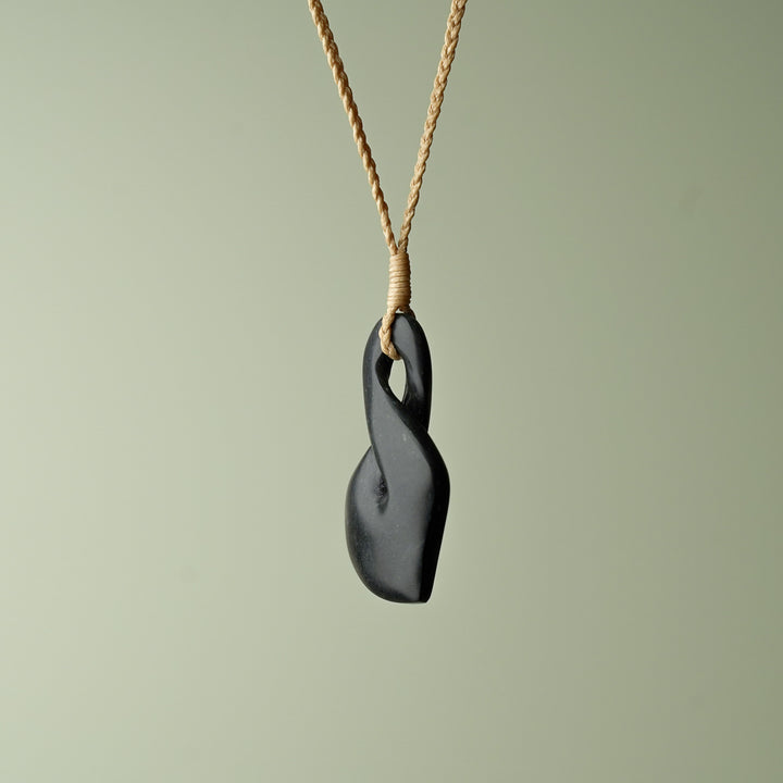 Medium Kawakawa Pounamu Pikorua, Tan Binding