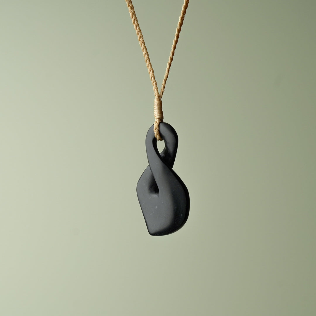 Medium Kawakawa Pounamu Pikorua, Tan Binding