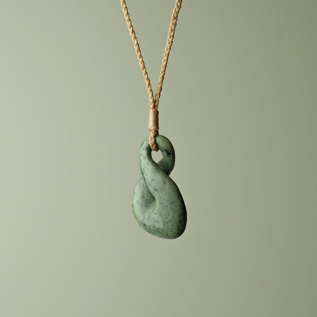 Small Kokopu Pounamu Pikorua, Tan Binding